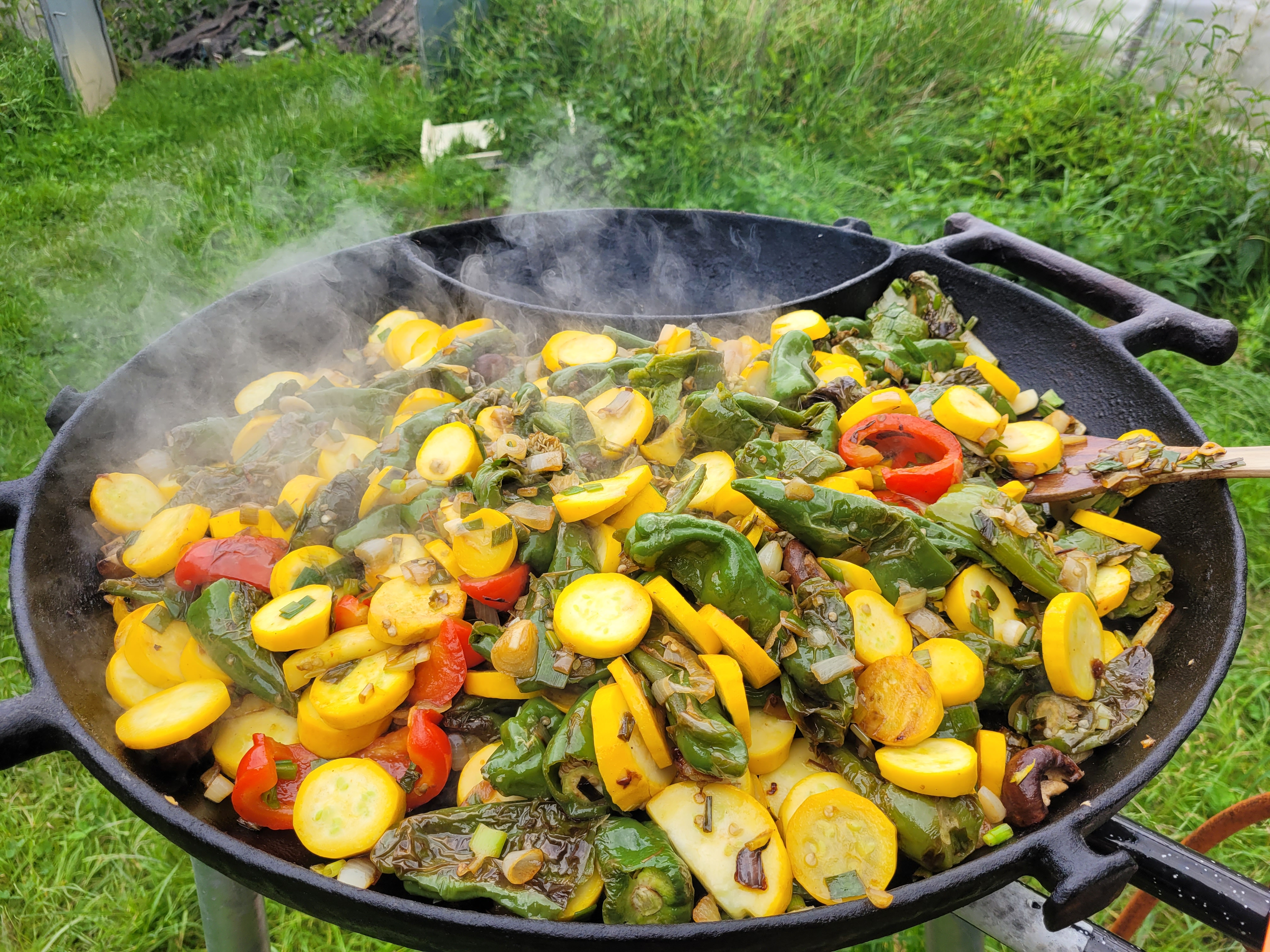 Leckeres Mittagessen beim Ackereinsatz im Juli 2024