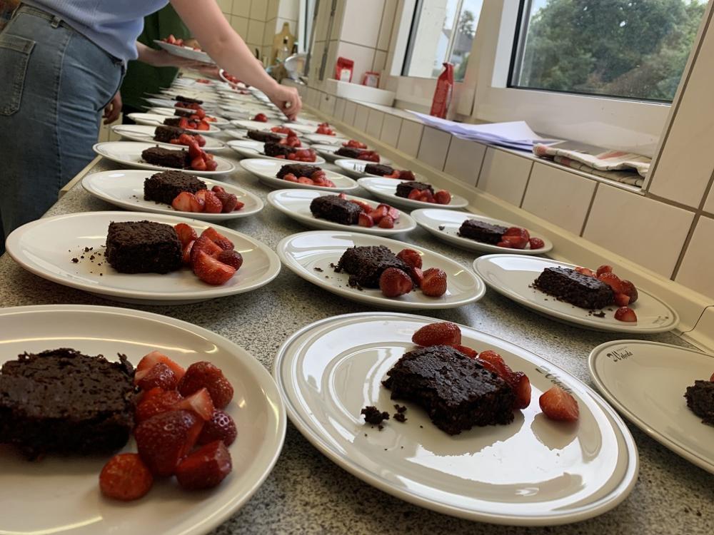 Schwarze-Bohnen-Brownie und Erdbeeren.